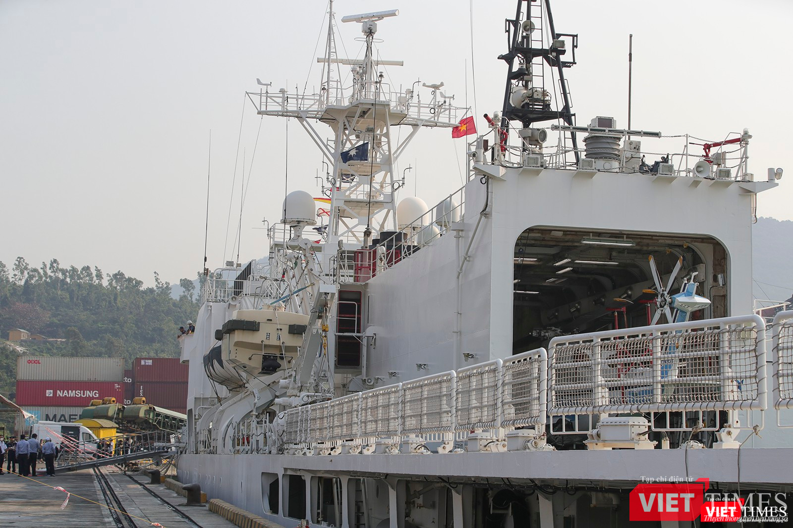 Tàu được trang bị một máy bay cỡ nhỏ phía sau