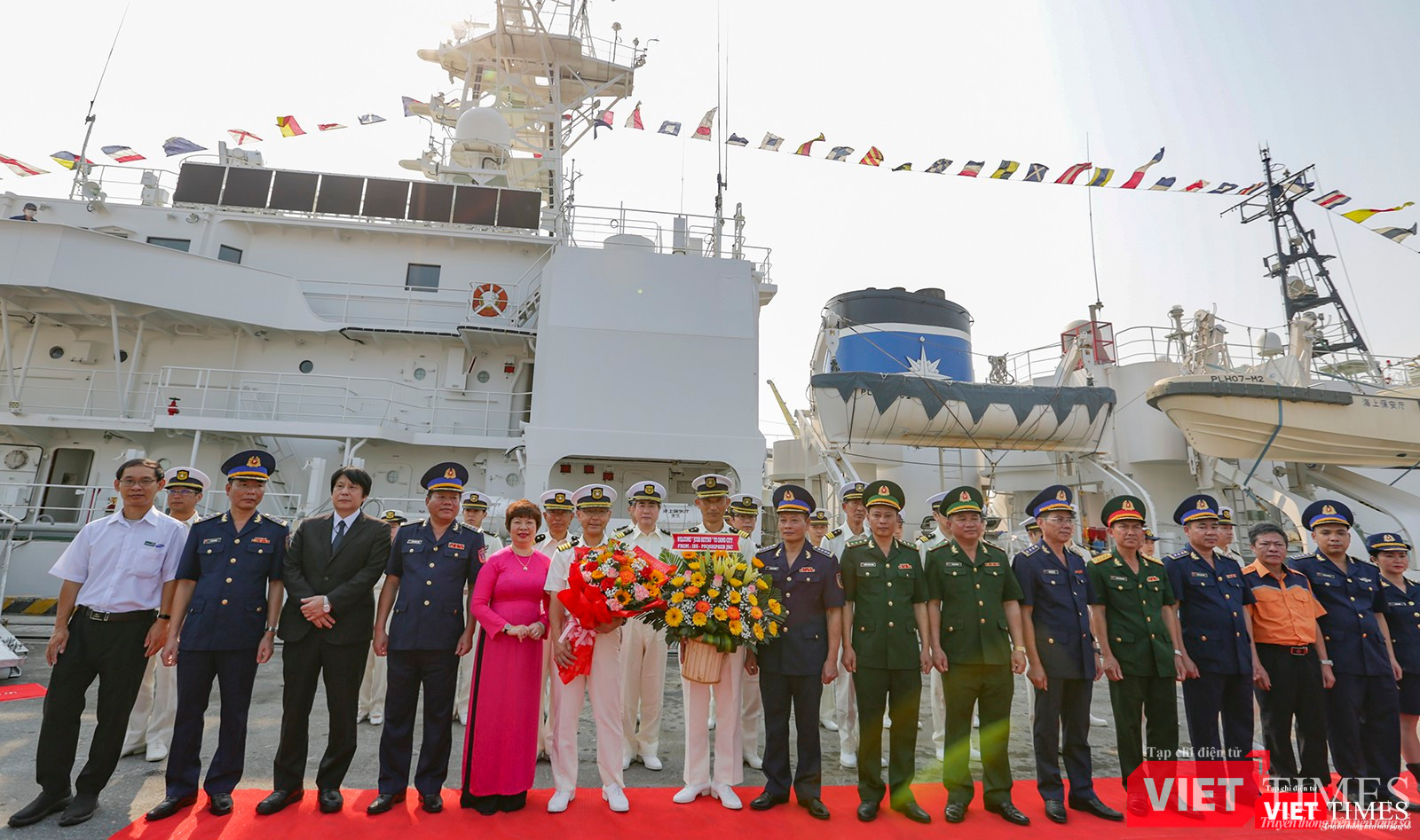 Đại diện các bên chụp ảnh lưu niệm nhân chuyến thăm của tàu tuần tra SETTSU tại Đà Nẵng