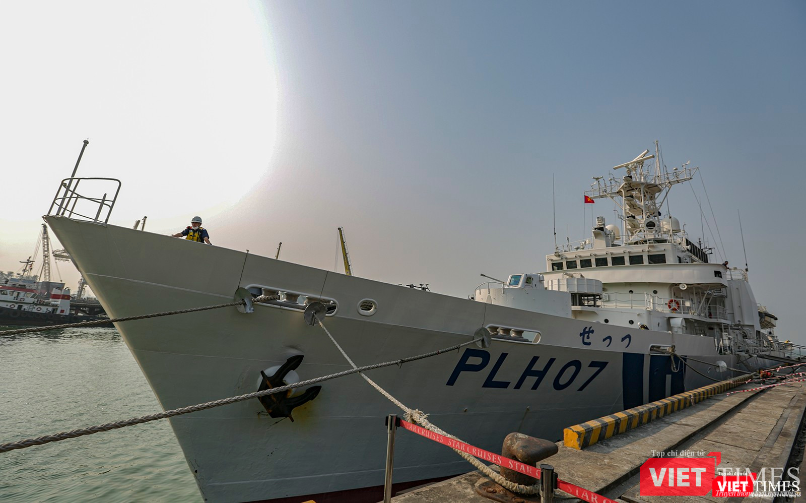 Tàu tuần tra SETTSU thuộc Bộ Tư lệnh Vùng 5 Lực lượng Bảo vệ bờ biển Nhật Bản tại cảng Tiên Sa (Đà Nẵng)