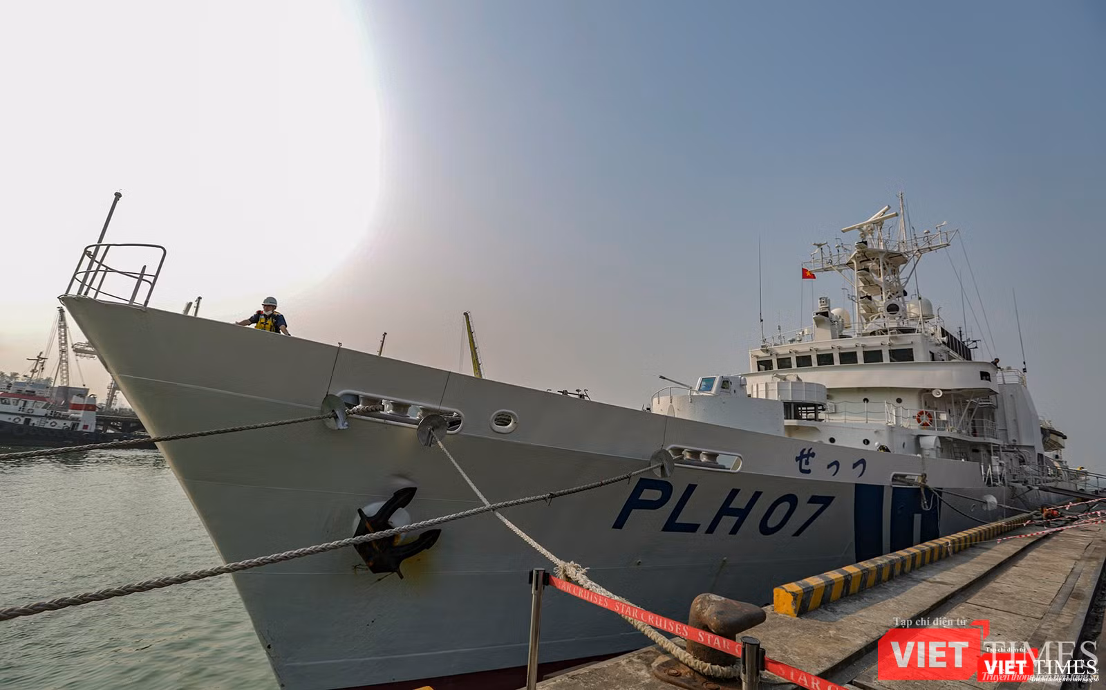 Tàu tuần tra SETTSU thuộc Bộ Tư lệnh Vùng 5 Lực lượng Bảo vệ bờ biển Nhật Bản tại cảng Tiên Sa (Đà Nẵng)
