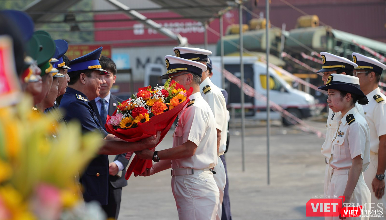 Đại diện Bộ Tư lệnh Vùng Cảnh sát biển 2 tặng hoa cho Chỉ huy tàu tuần tra SETTSU nhân chuyến thăm Đà Nẵng
