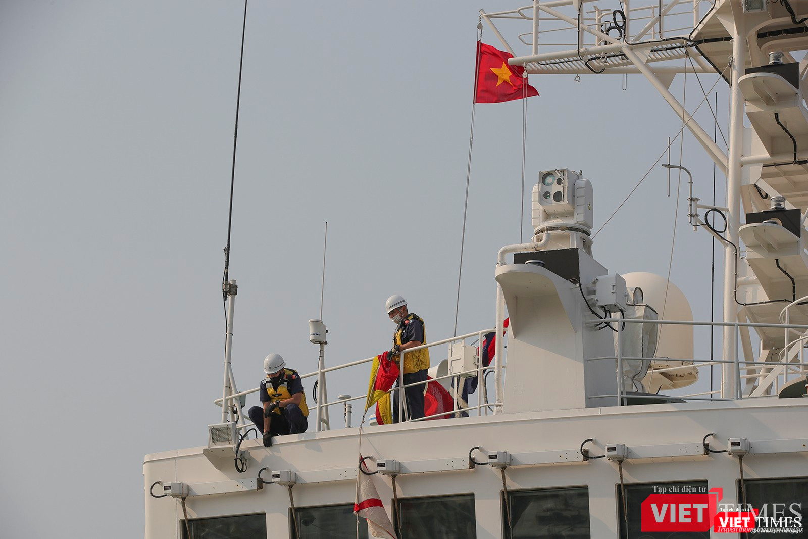 Thuỷ thủ chuẩn bị cho thượng cờ