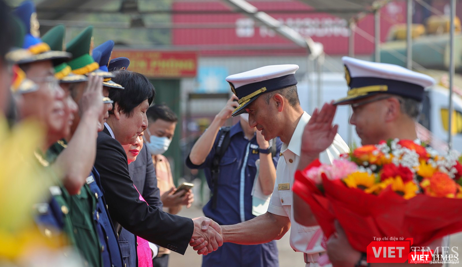Ông Yakabe Yoshinori (trái) - Tổng Lãnh sự Nhật Bản tại Đà Nẵng bắt tay chúc mừng tàu đến thăm Đà Nẵng