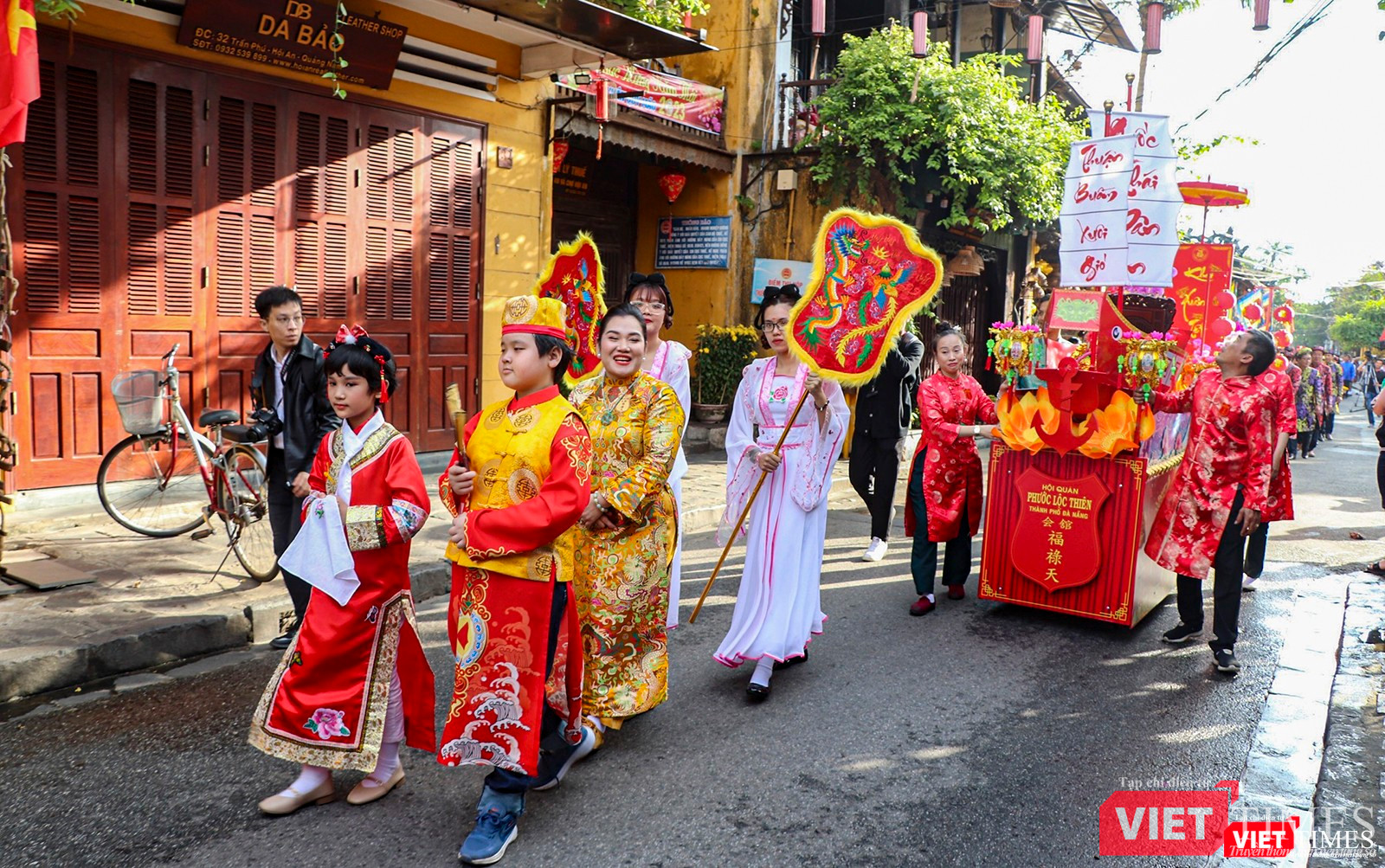 Nhiều người dân và du khách vui mừng tham gia sự kiện