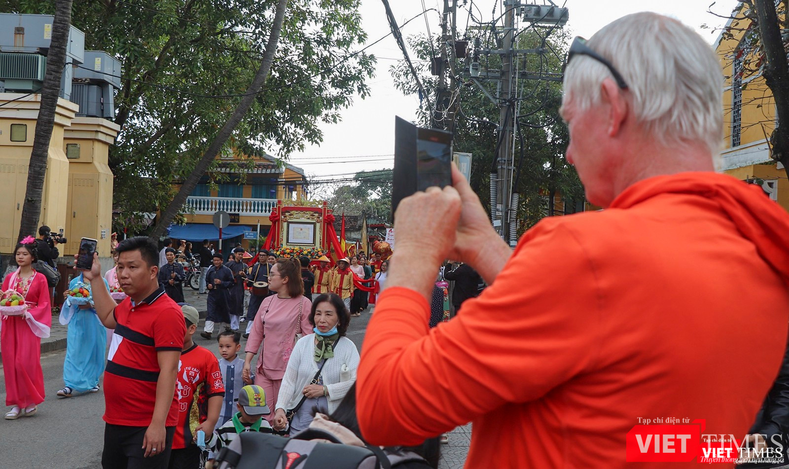 Du khách nước ngoài hứng thú với sự kiện