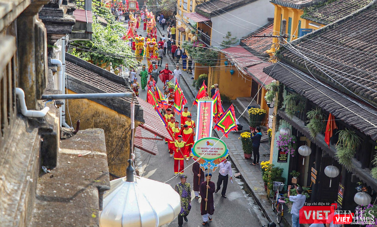 Lễ đón nhận danh hiệu Di sản văn hóa phi vật thể Quốc gia đối với lễ hội Tết Nguyên tiêu Hội An được diễu hành khắp các con phố cổ