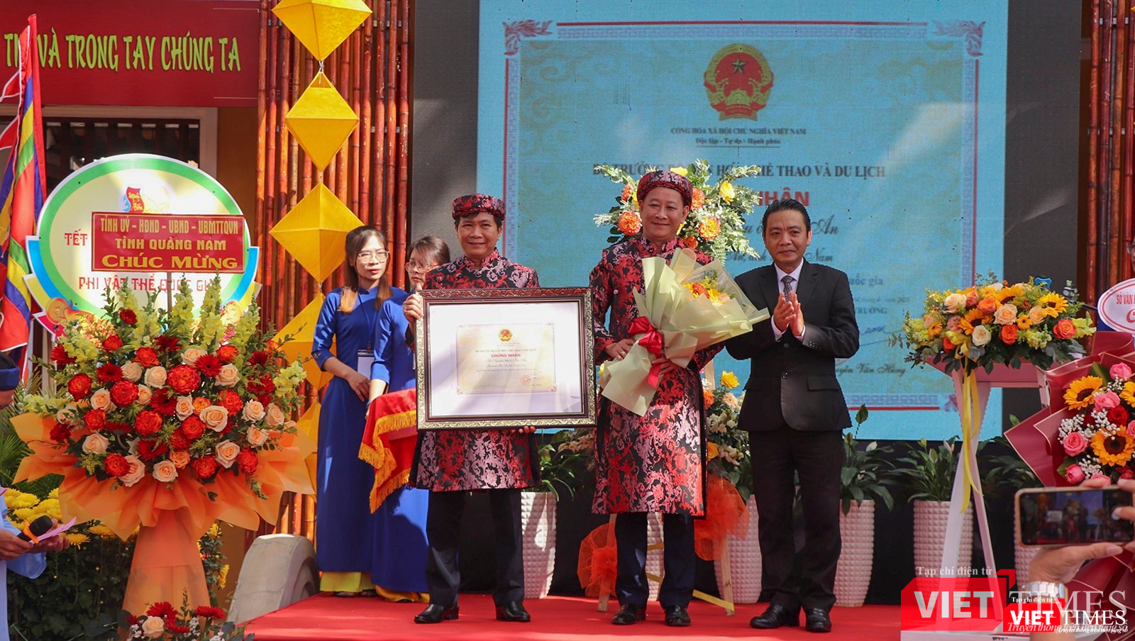 Lễ đón nhận danh hiệu Di sản văn hóa phi vật thể Quốc gia dành cho Lễ hội Tết Nguyên tiêu tại Hội An, do Bộ BV-TT&amp;DL trao