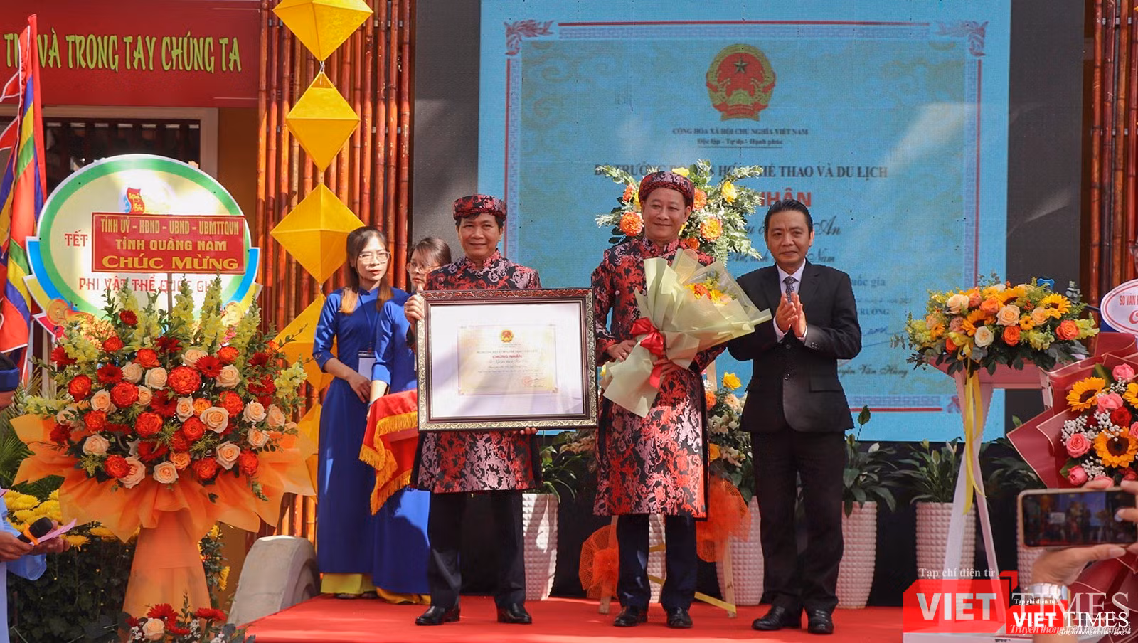 Lễ đón nhận danh hiệu Di sản văn hóa phi vật thể Quốc gia dành cho Lễ hội Tết Nguyên tiêu tại Hội An, do Bộ BV-TT&amp;DL trao