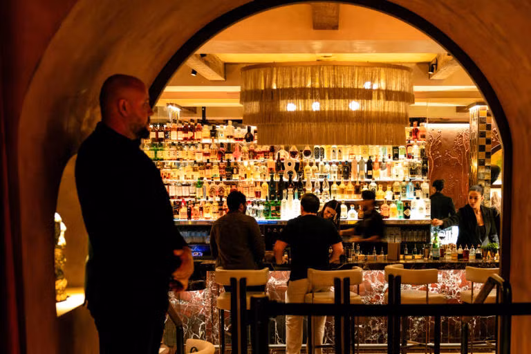 Cuộc sống bí mật của nhóm 0,1% siêu giàu Mỹ Họ đi đâu, ăn gì và vì sao không ít gặp người thường.jfif