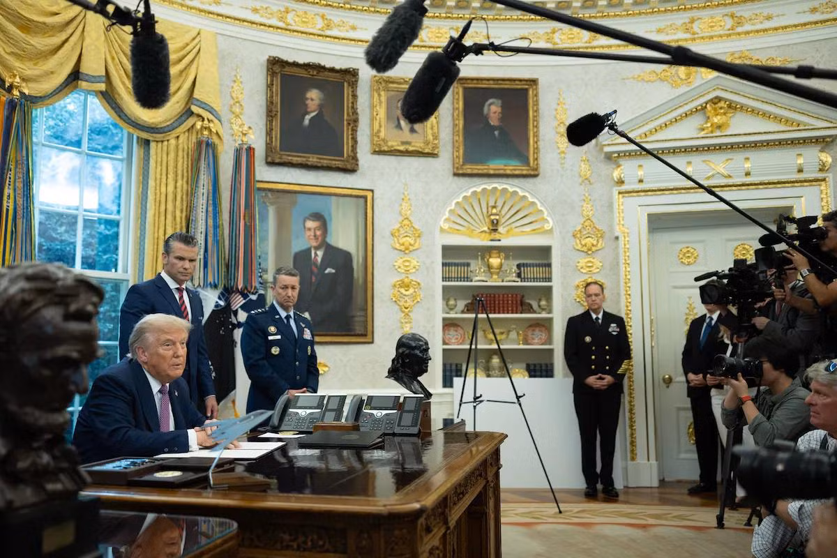 Tổng thống Mỹ Donald Trump cùng Bộ trưởng Chiến tranh Pete Hegseth và Tướng Dan Caine, Chủ tịch Hội đồng Tham mưu trưởng Liên quân có mặt tại Phòng Bầu dục. Ảnh: Washington Post.