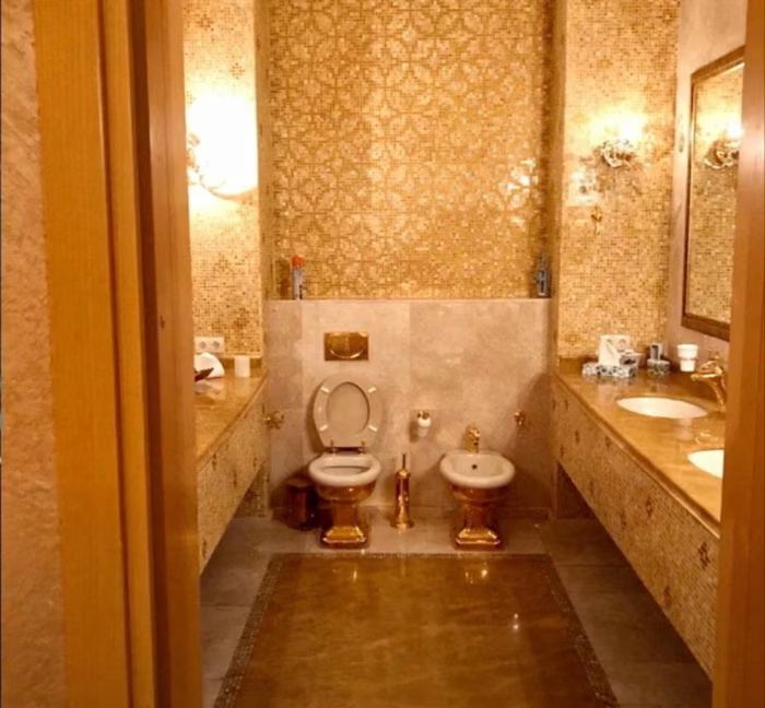 Tiền mặt chất đống và toilet bằng vàng Cuộc khủng hoảng tham nhũng nhấn chìm chính quyền Zelensky 4.png