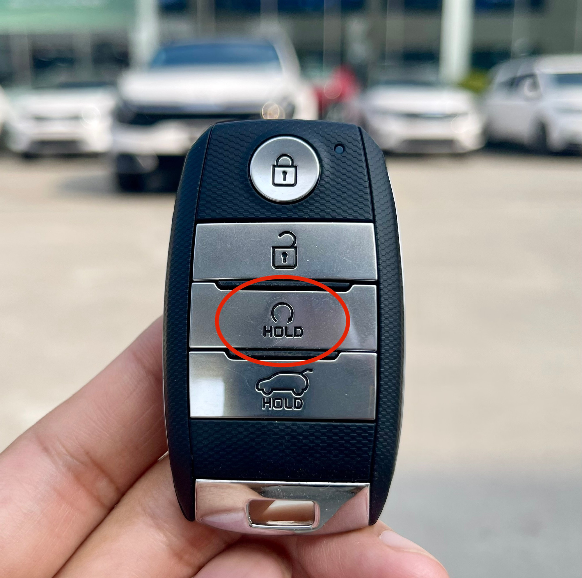 Tính năng đề nổ từ xa được tích hợp trên chìa khoá với biểu tượng mũi tên xoay tròn kèm nút HOLD