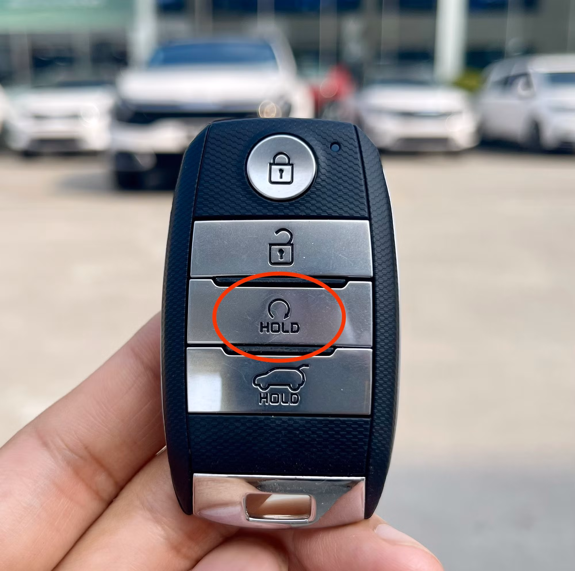 Tính năng đề nổ từ xa được tích hợp trên chìa khoá với biểu tượng mũi tên xoay tròn kèm nút HOLD