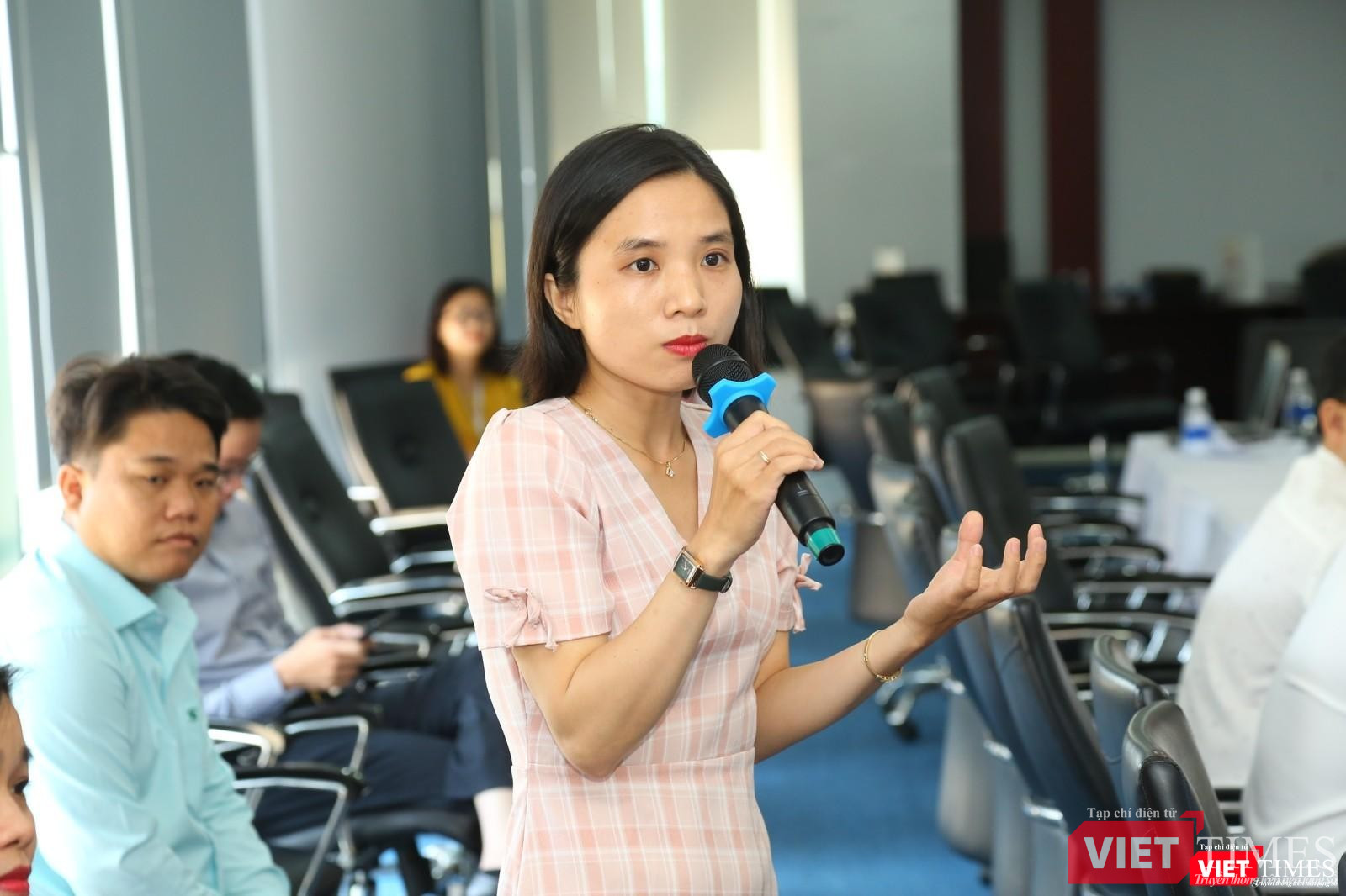 Phóng viên báo chí đặt câu hỏi với Ban tổ chức Phóng viên báo chí đặt câu hỏi với Ban tổ chức