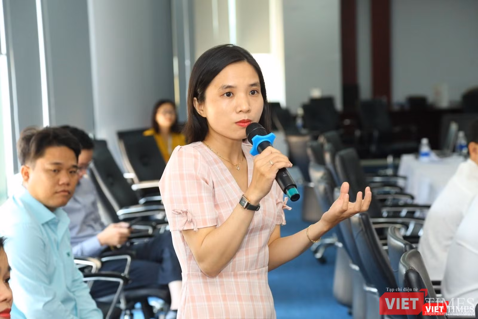 Phóng viên báo chí đặt câu hỏi với Ban tổ chức