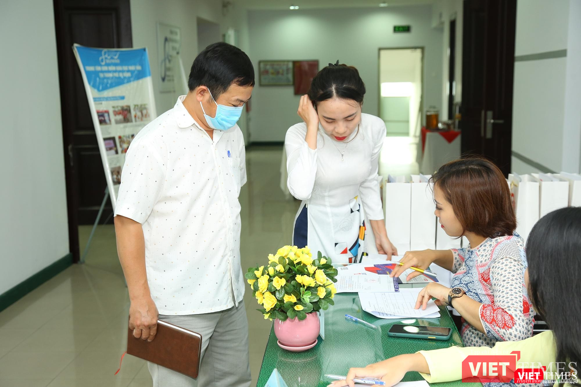 Đón khách tham dự sự kiện Đón khách tham dự sự kiện