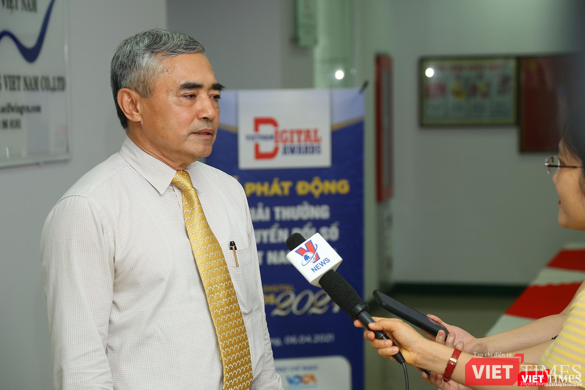 Ông Nguyễn Minh Hồng trả lời phỏng vấn báo chí tại sự kiện Ông Nguyễn Minh Hồng trả lời phỏng vấn báo chí tại sự kiện