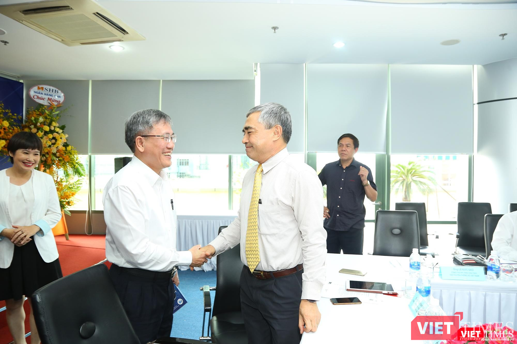 Ông Nguyễn Quang Thanh - Giám đốc Sở TTTT Đà Nẵng bắt tay ông Nguyễn Minh Hồng - Chủ tịch Hội Truyền thông số Việt Nam Ông Nguyễn Quang Thanh - Giám đốc Sở TTTT Đà Nẵng bắt tay ông Nguyễn Minh Hồng - Chủ tịch Hội Truyền thông số Việt Nam