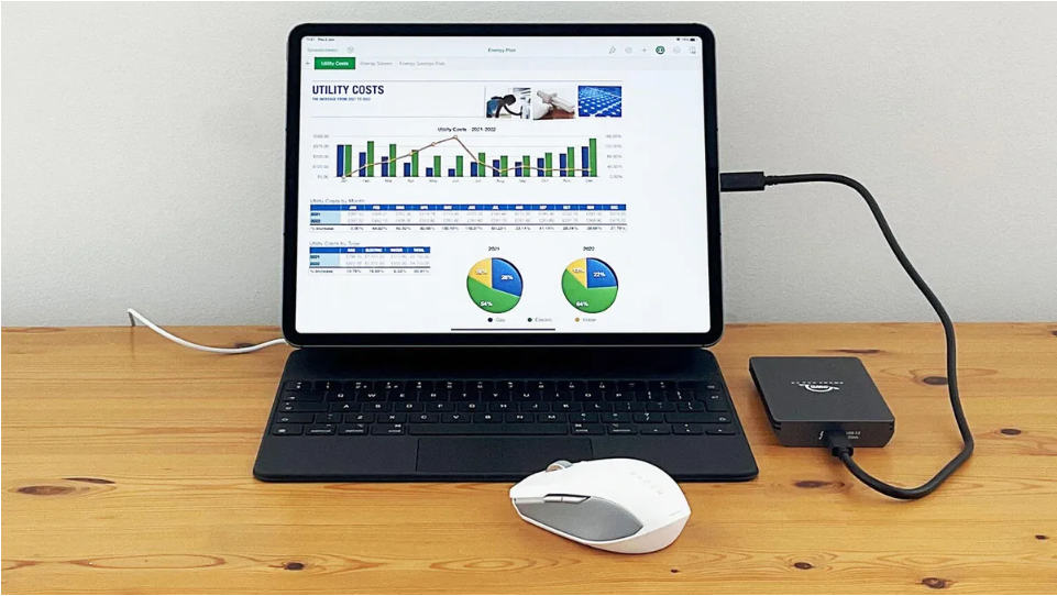 IPad Pro 12.9 inch ở chế độ laptop với ổ cứng rời và chuột Bluetooth (Ảnh: ZDNet) IPad Pro 12.9 inch ở chế độ laptop với ổ cứng rời và chuột Bluetooth (Ảnh: ZDNet)