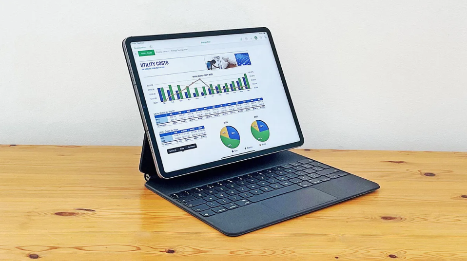 IPad Pro 12.9 inch sử dụng chip M1 ở chế độ máy laptop, với Bàn phím Magic của Apple (Ảnh: ZDNet) IPad Pro 12.9 inch sử dụng chip M1 ở chế độ máy laptop, với Bàn phím Magic của Apple (Ảnh: ZDNet)