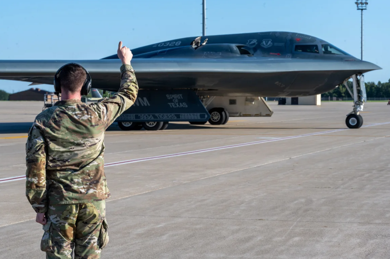 Giới chuyên gia quân sự Mỹ giật mình vì đòn UAV của Ukraine B-2 có thể chịu số phận tương tự 4.png