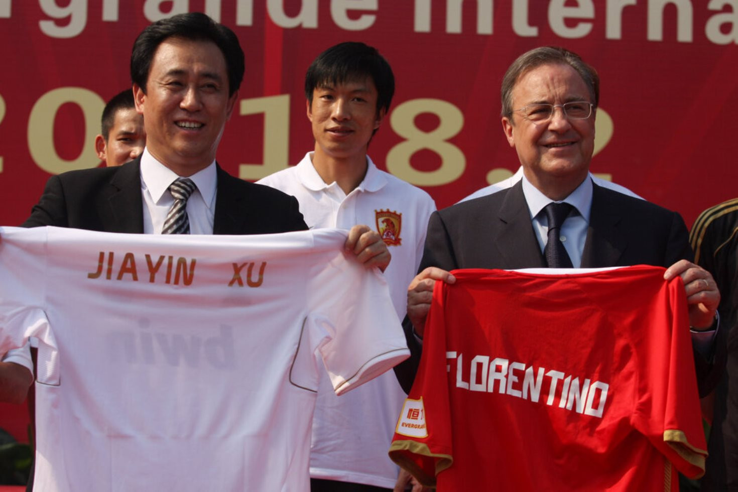 Hua Gia An va Chu tich Real Madrid Florentino Pérez.jpg