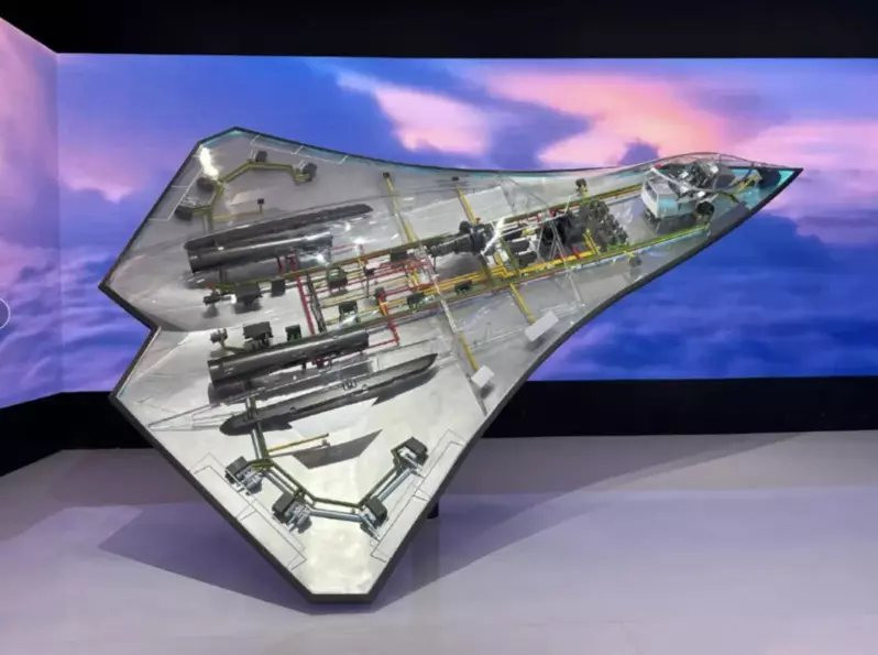 Mot mau may bay the he 6.jpg