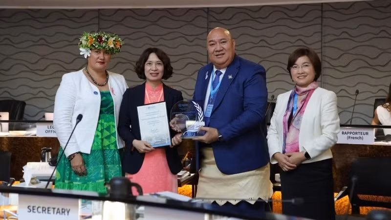 Thứ trưởng Bộ Y tế Nguyễn Thị Liên Hương (thứ 2 từ trái) nhận bảng vinh danh Việt Nam xoá bệnh mắt hột, do đại diện WHO trao. Ảnh: Báo Nhân dân.