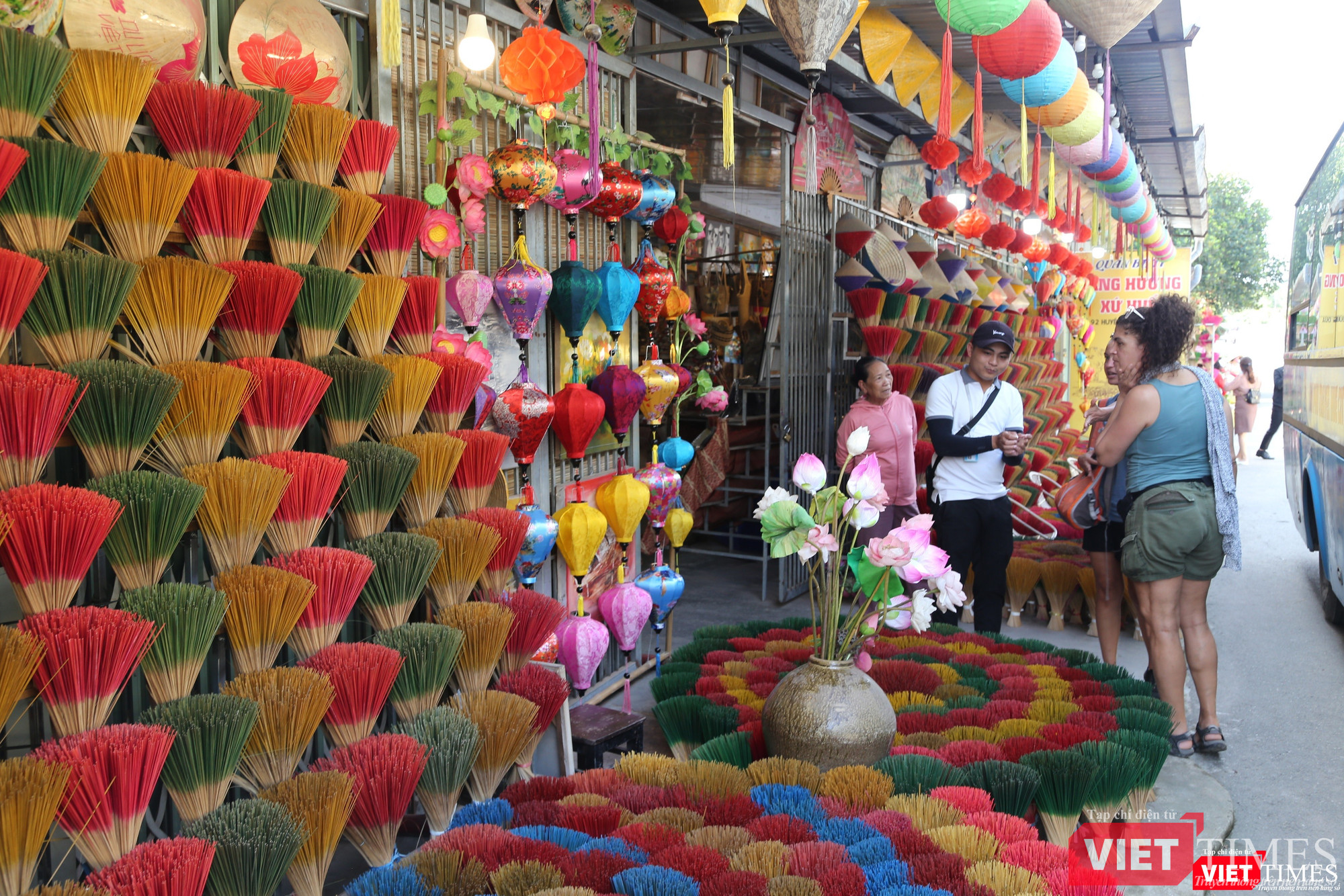 Du khách nước ngoài nghe thuyết minh về làng nghề