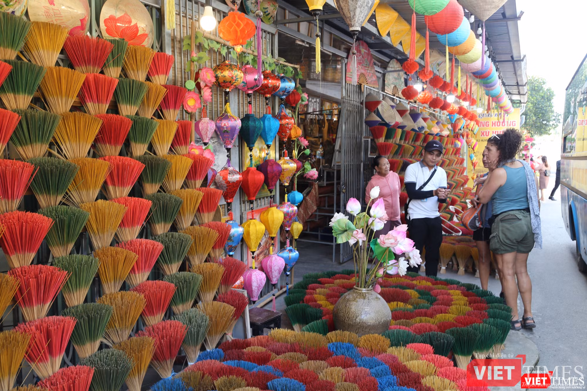 Du khách nước ngoài nghe thuyết minh về làng nghề