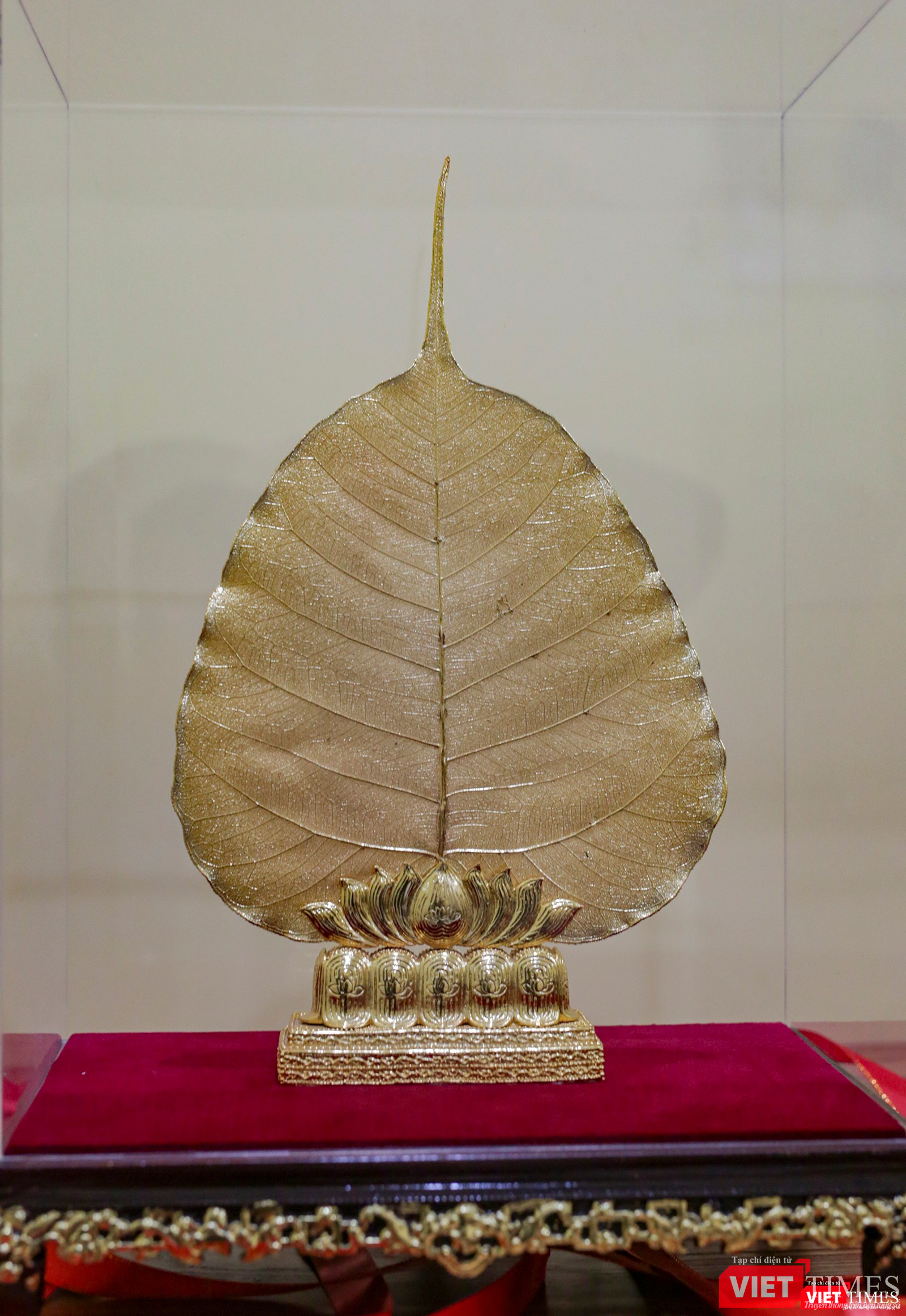 Gân lá nổi bật khi được dát vàng