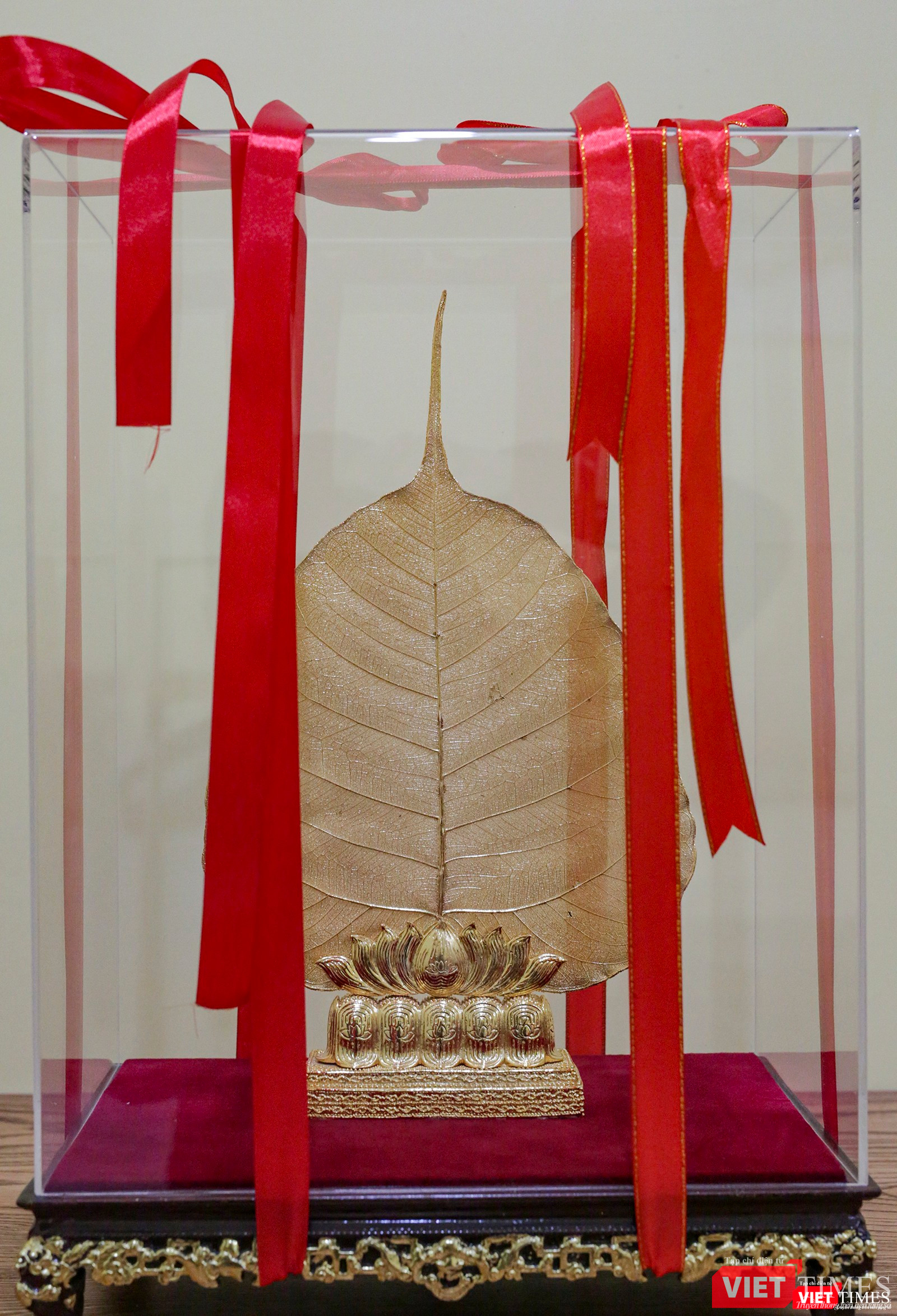 Chiếc lá bồ đề dát vàng 24k