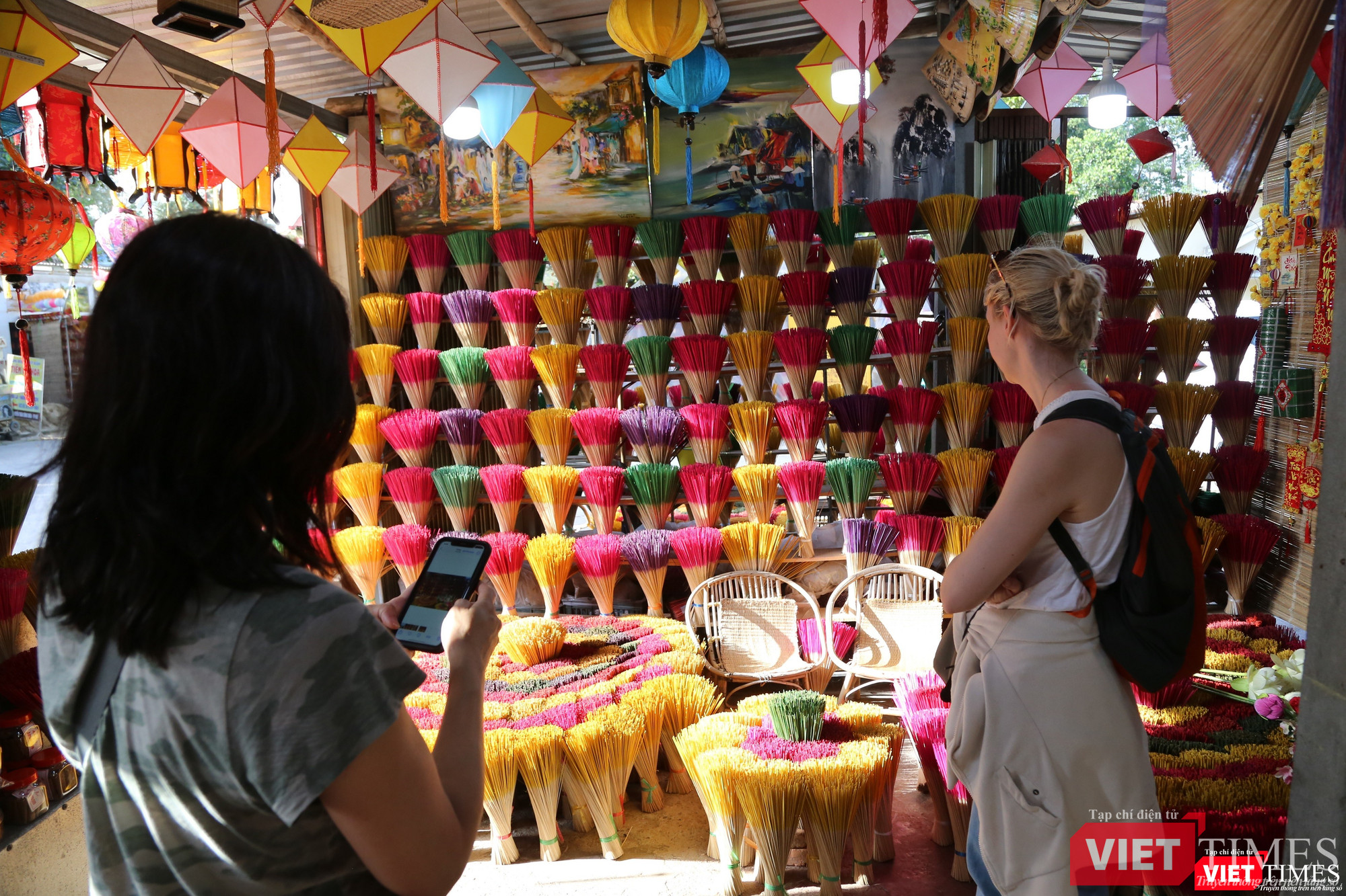 Khách nước ngoài hứng thú với làng nghề hương Thuỷ Xuân