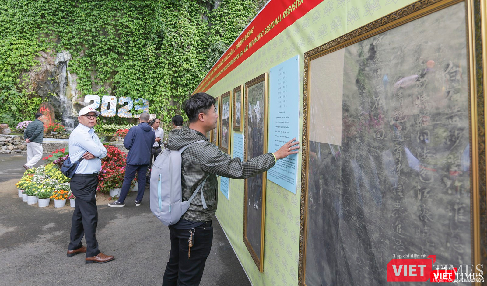 Người dân và du khách tìm hiểu về bia ma nhai Người dân và du khách tìm hiểu về bia ma nhai