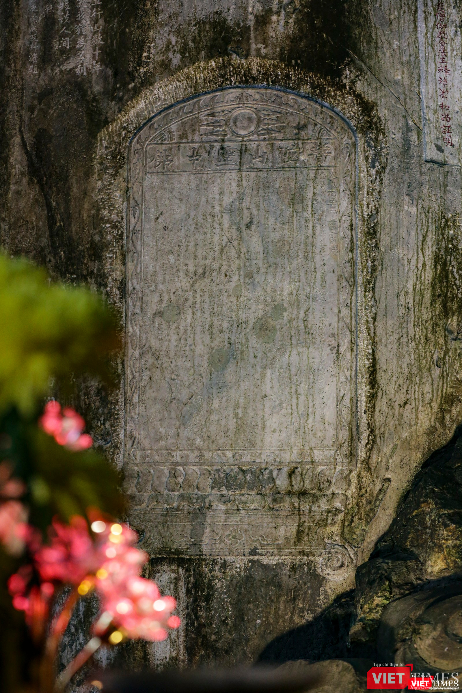 Thông tin quý giá về diện mạo, vẻ đẹp nguyên thủy của danh thắng Ngũ Hành Sơn - một vùng thắng tích được mệnh danh là “Nam châu đệ nhất danh thắng”; địa danh địa phương, bổ sung cho các tài liệu cổ như Ô châu cận lục và Phủ biên tạp lục cũng như các bộ địa chí của triều Nguyễn; địch sử hình thành và phát triển của Làng nghề đá mỹ nghệ Non Nước, các kỹ thuật điêu khắc đá thủ công đã không còn phổ biến cũng được các bia ma nhai lưu giữ. Thông tin quý giá về diện mạo, vẻ đẹp nguyên thủy của danh thắng Ngũ Hành Sơn - một vùng thắng tích được mệnh danh là “Nam châu đệ nhất danh thắng”; địa danh địa phương, bổ sung cho các tài liệu cổ như Ô châu cận lục và Phủ biên tạp lục cũng như các bộ địa chí của triều Nguyễn; địch sử hình thành và phát triển của Làng nghề đá mỹ nghệ Non Nước, các kỹ thuật điêu khắc đá thủ công đã không còn phổ biến cũng được các bia ma nhai lưu giữ.