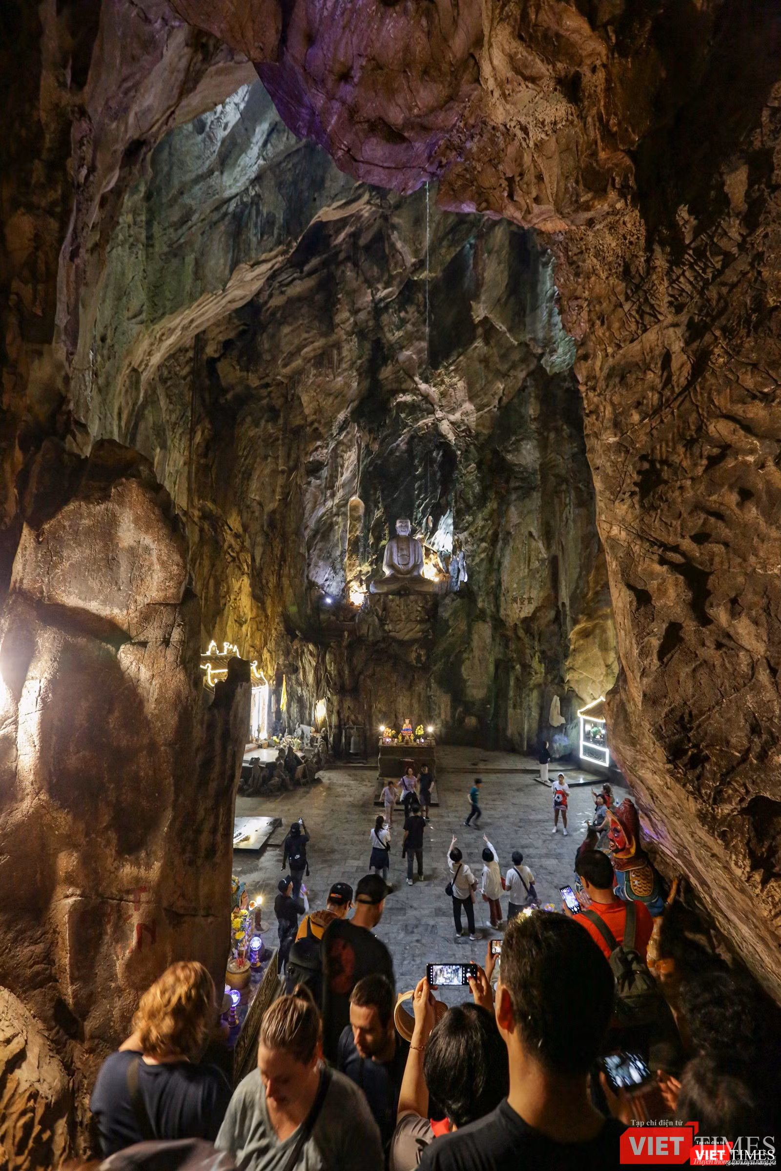 Du khách hứng thú với vẻ đẹp của danh thắng Ngũ Hành Sơn