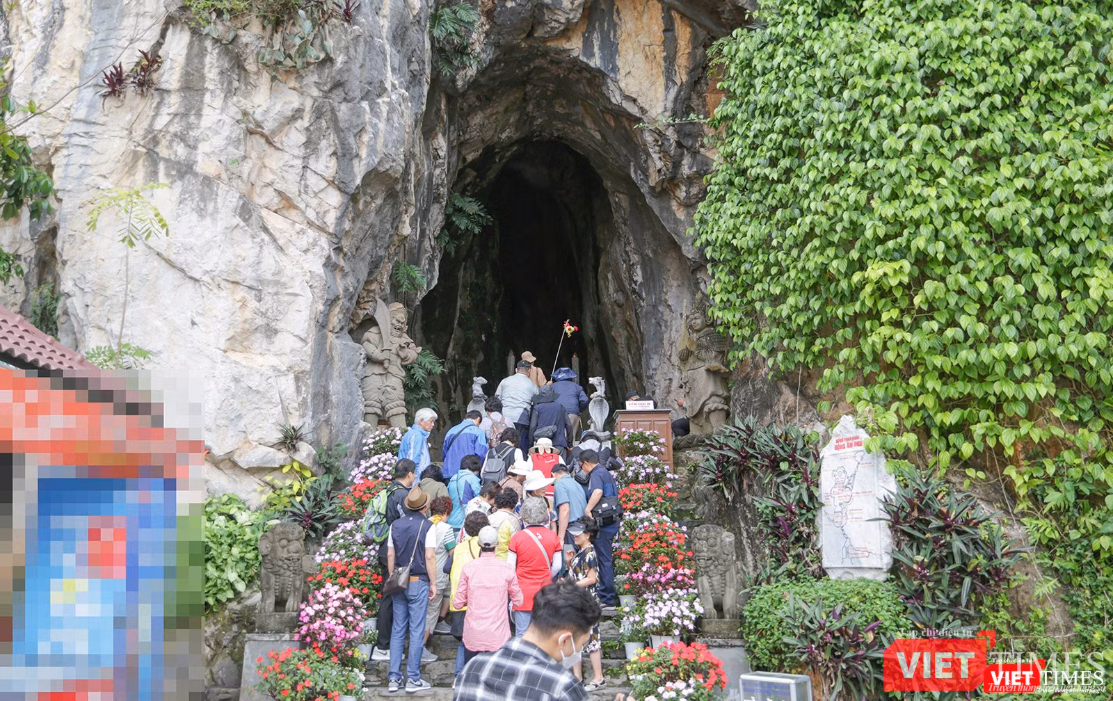 Du khách đến tham quan danh thắng Ngũ Hành Sơn