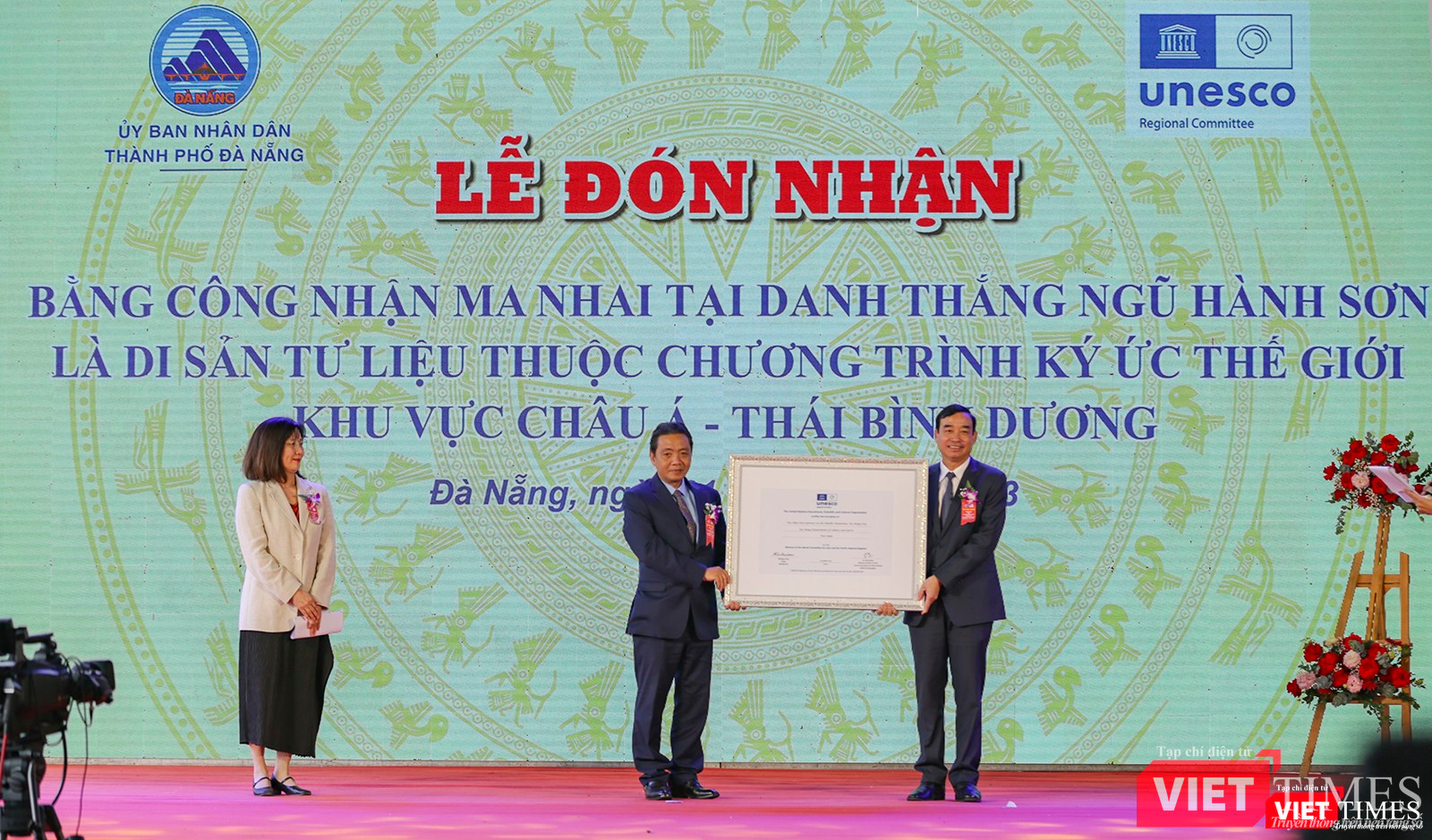 Ông Lê Trung Chinh - Chủ tịch UBND TP Đà Nẵng - nhận Bằng chứng nhận do lãnh đạo Bộ VH-TT & DL trao và sự chứng kiến của đại diện UNESCO Ông Lê Trung Chinh - Chủ tịch UBND TP Đà Nẵng - nhận Bằng chứng nhận do lãnh đạo Bộ VH-TT & DL trao và sự chứng kiến của đại diện UNESCO
