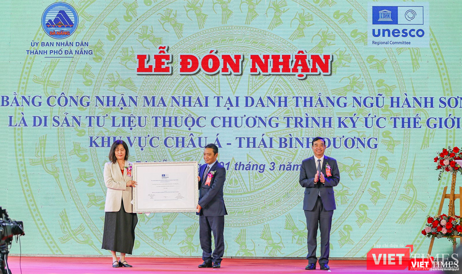 Đại diện UNESCO tại Việt Nam trao bằng công nhận cho đại diện Bộ VH-TT&DL Đại diện UNESCO tại Việt Nam trao bằng công nhận cho đại diện Bộ VH-TT&DL