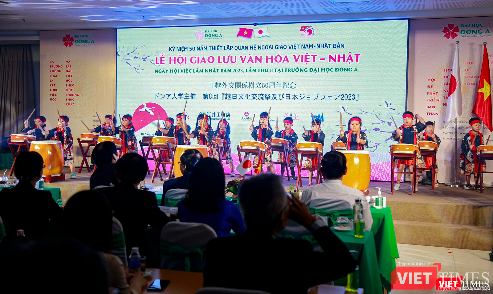 Màn trống hội do các nghệ sĩ nhí thực hiện