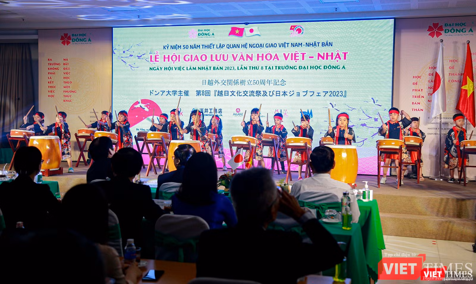 Màn trống hội do các nghệ sĩ nhí thực hiện