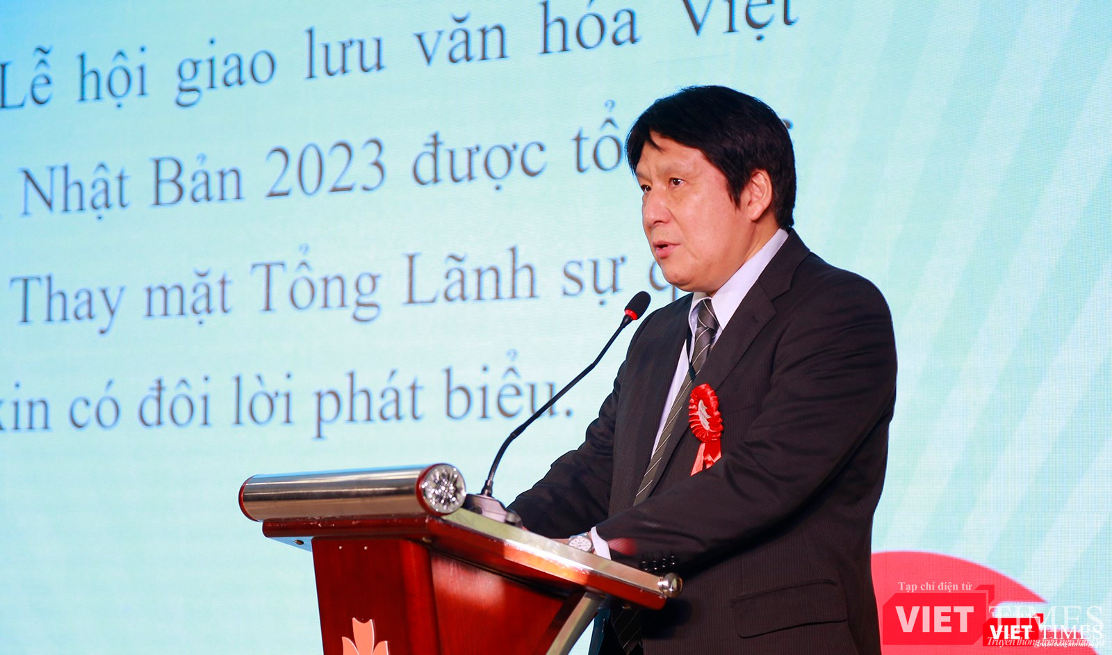 Ông Yakabe Yoshinori - Tổng Lãnh sự Nhật Bản tại TP Đà Nẵng - phát biểu tại lễ hội Giao lưu văn hoá Việt – Nhật và Ngày hội việc làm Nhật Bản lần thứ 8