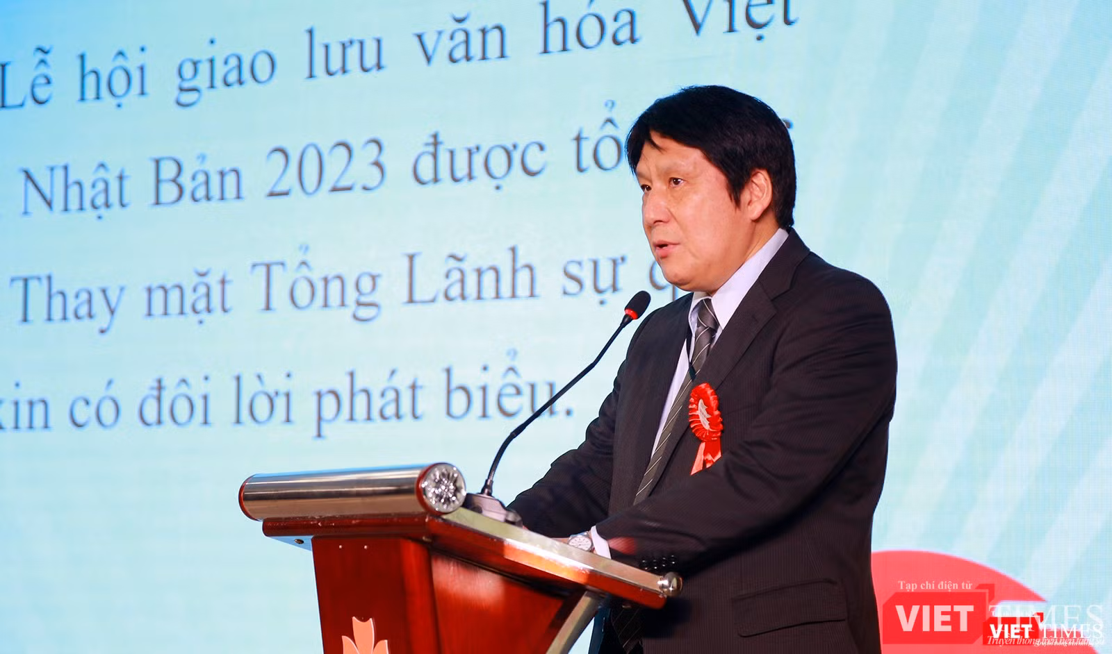Ông Yakabe Yoshinori - Tổng Lãnh sự Nhật Bản tại TP Đà Nẵng - phát biểu tại lễ hội Giao lưu văn hoá Việt – Nhật và Ngày hội việc làm Nhật Bản lần thứ 8