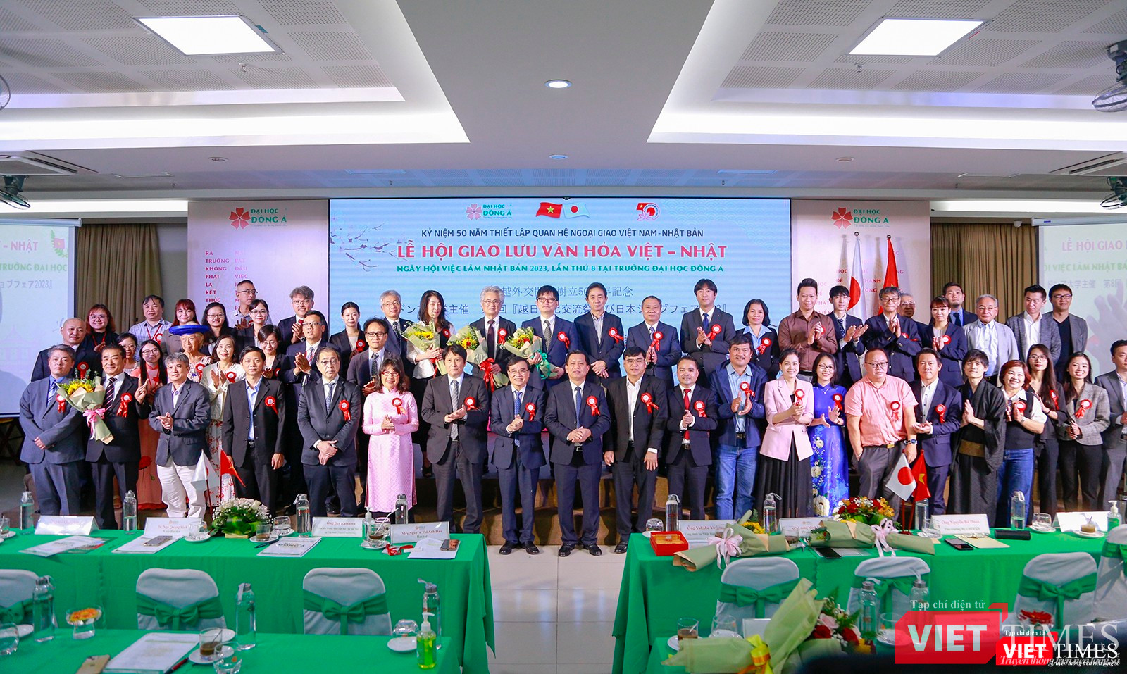 Các đại biểu chụp ảnh lưu niệm