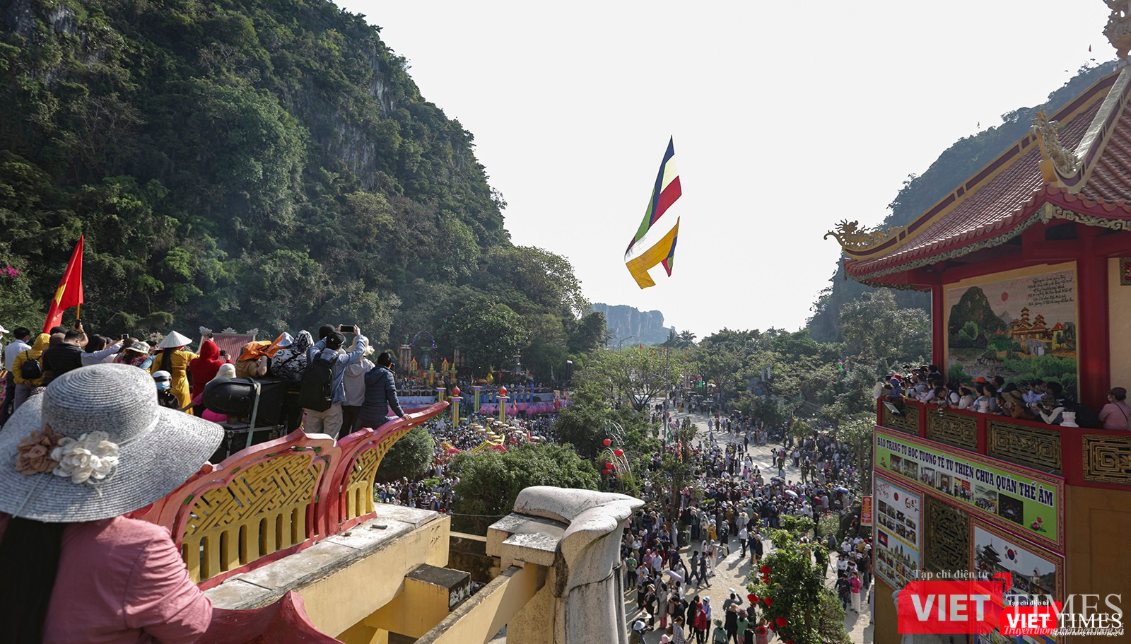 Hàng ngàn người là tăng ni, phật tử, người dân, du khách đổ về chùa Quán Thế Âm trong ngày lễ Vía