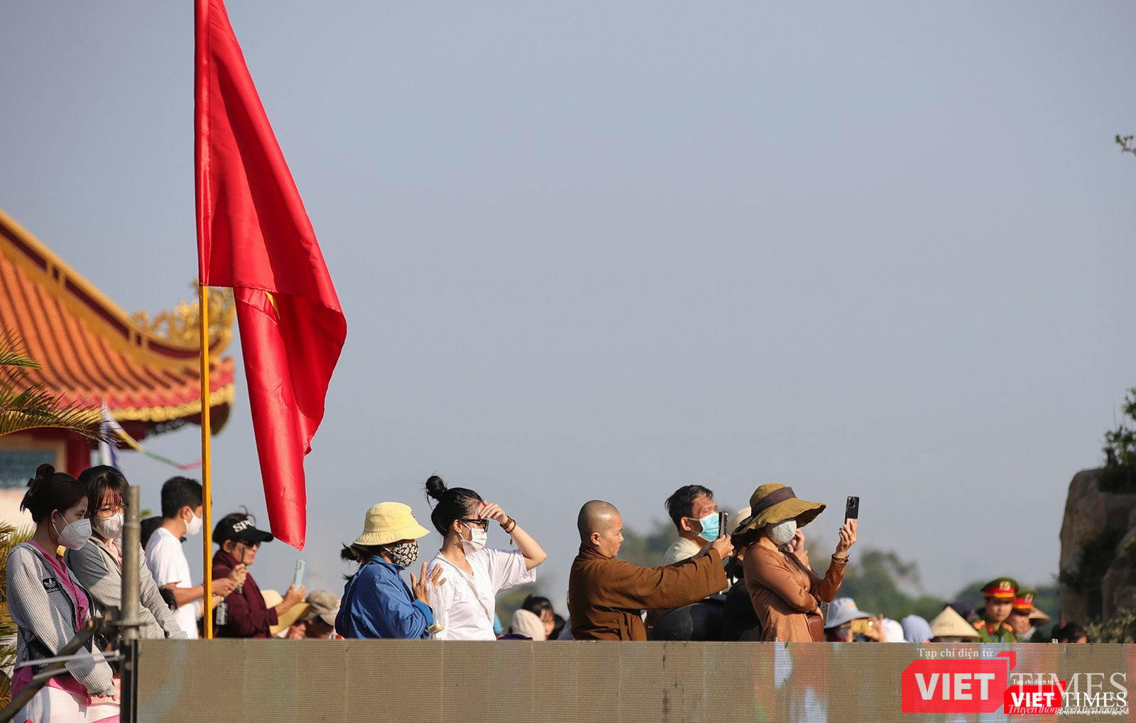 Người dân, du khách theo dõi buổi lễ