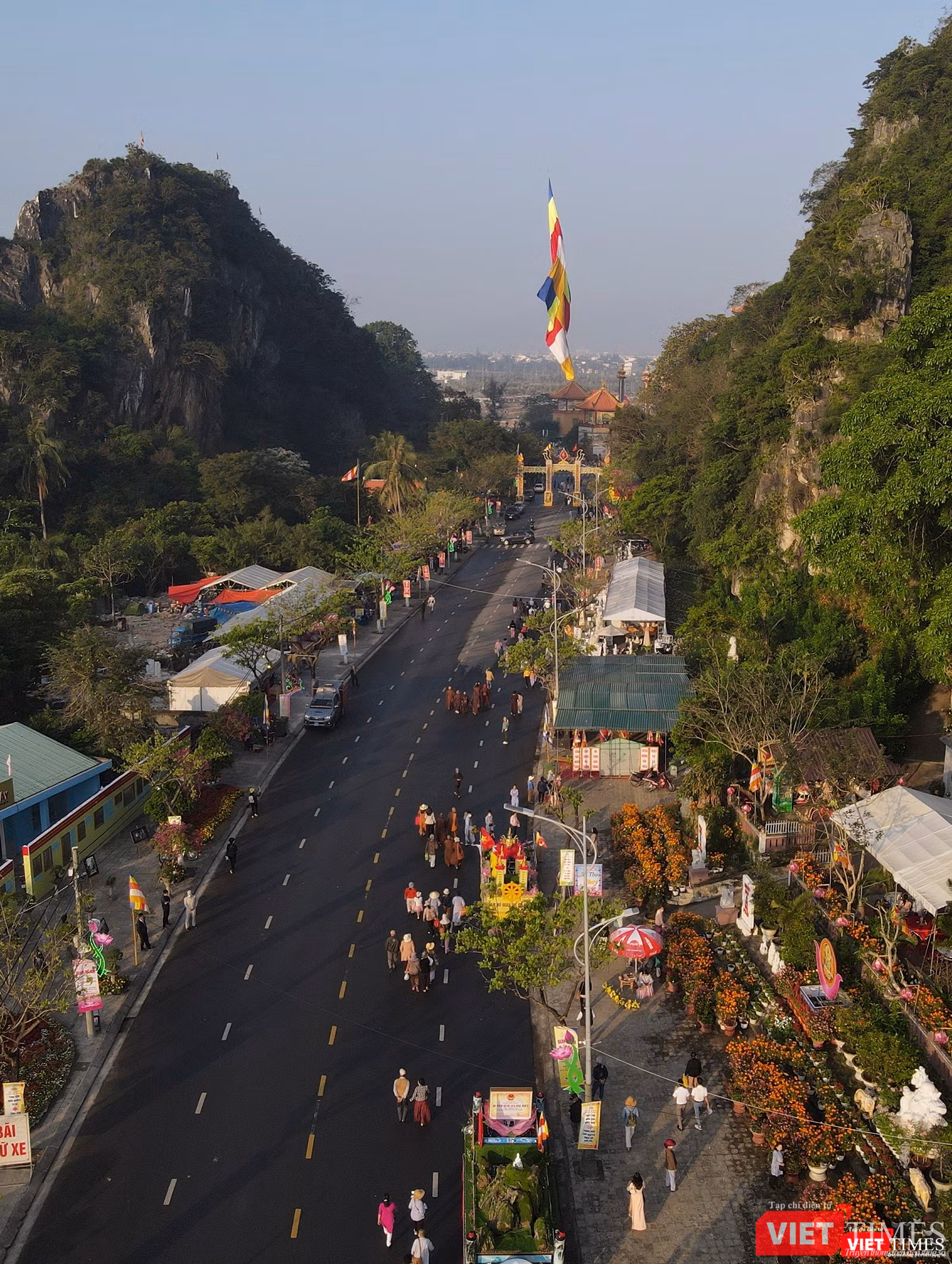 Du khách và người dân hành hương đến lễ hội Quán Thế Âm Ngũ Hành Sơn TP Đà Nẵng năm 2023