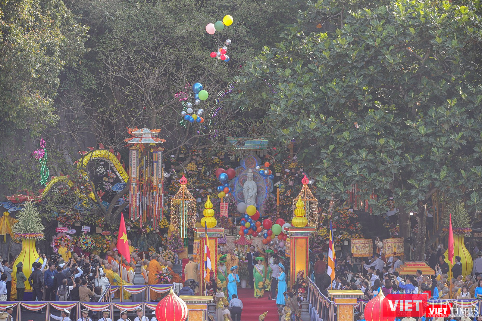 Các đại biểu thực hiện nghi thức thả bong bóng bay, cùng nguyện cầu cho quốc thái, dân an