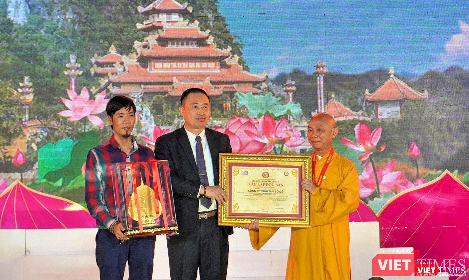 Độc bản lá bồ đề dát vàng 24k lớn nhất Việt Nam được trao chứng nhật kỷ lục Việt Nam vào đêm khai mạc lễ hội Quán Thế Âm Ngũ Hành Sơn TP Đà Nẵng 2023 và trao tặng lại cho chùa Quán Thế Âm