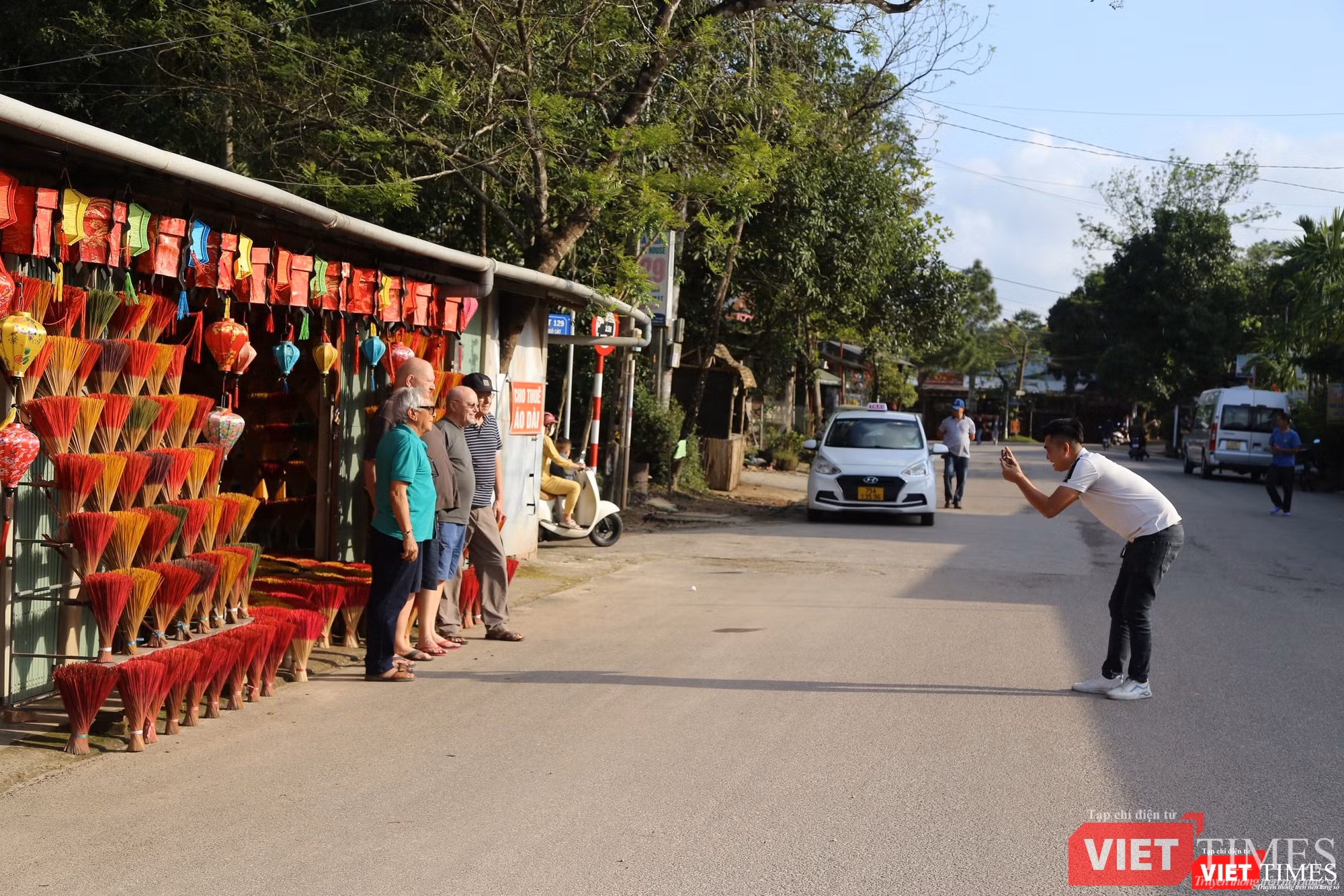 Du khách chụp ảnh lưu niệm tại làng hương Thuỷ Xuân (Huế)